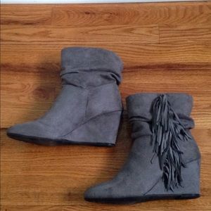 Gray fringe wedges